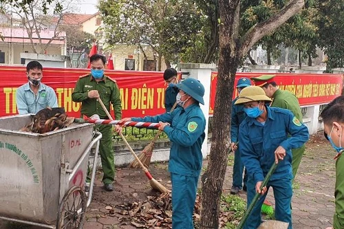 Sắc phục xanh tham gia làm sạch đường làng, ngõ xóm