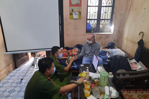 Hình ảnh đẹp của chiến sỹ Công an quận Hà Đông trong ‘chiến dịch’ cấp Căn cước công dân