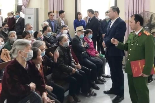 Bí thư Huyện ủy đi cùng tổ lưu động cấp Căn cước công dân mới