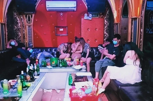 ‘Đón’ khách mùa dịch, quán karaoke lắp camera dày đặc, lập lán biệt lập trông xe