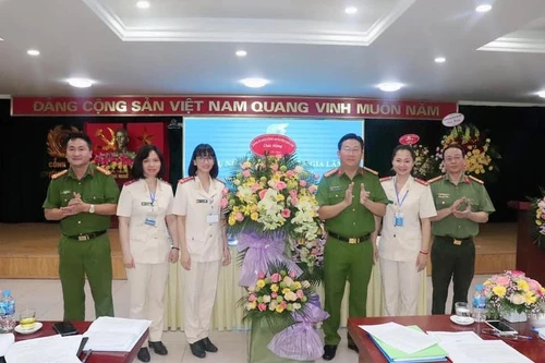 Đại hội Phụ nữ Công an huyện Gia Lâm: Đại biểu nghiên cứu văn kiện bằng thẻ tích hợp mã QR