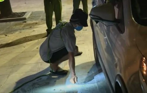 Nghiêm trị kẻ nửa đêm đổ xăng đốt 2 xe ô tô