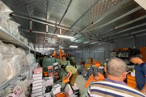 Từ những vụ đột kích ‘tổng kho’ chào bán hàng lậu qua mạng xã hội: Bắt khó, xử lý triệt để còn…khó hơn!