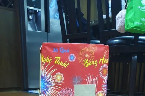 Nữ giám đốc tặng quà Tết cho bạn bằng…pháo