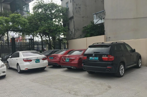 Truy nguồn 5 xế hộp hạng sang trong đường dây mua bán xe gian bằng giấy tờ giả