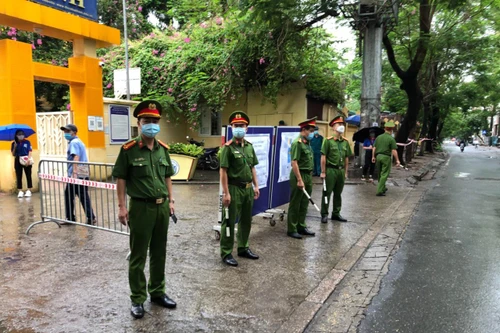 Lực lượng Công an 'đón' bão, đội mưa đảm bảo an toàn phục vụ sĩ tử thành công kỳ thi vào lớp 10