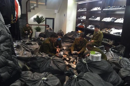 Phát hiện số lượng lớn hàng thời trang nghi vấn tại chuỗi cửa hàng “AE Shop Việt Nam”