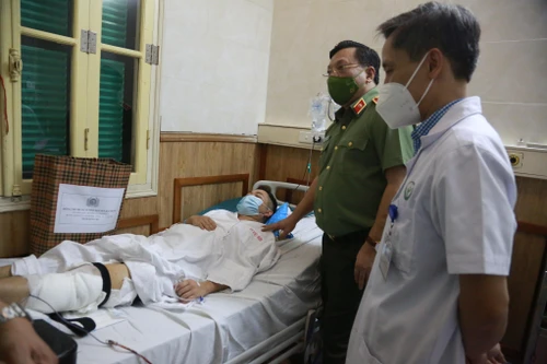Giám đốc Công an Hà Nội thăm hỏi chiến sỹ bị thương trong quá trình kiểm soát dịch bệnh Covid