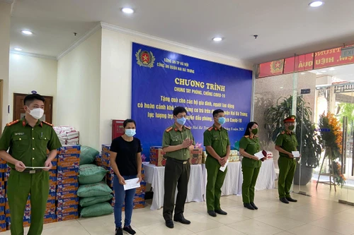 Động viên nhân dân, cán bộ chiến sỹ hoàn cảnh khó khăn và lực lượng tuyến đầu chống dịch