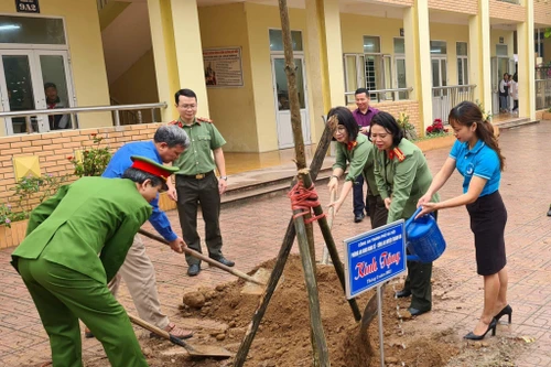 Trồng cây tặng 'tương lai xanh' cho học sinh trung học cơ sở