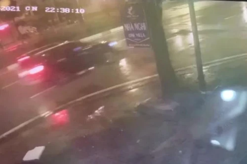 Truy tìm tài xế xe ô tô, nhẫn tâm húc đẩy 2 mẹ con văng cả trăm mét rồi bỏ chạy