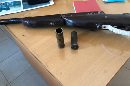 Đi xe máy không đội mũ bảo hiểm, ‘lòi’ ra khẩu súng dài 1 mét