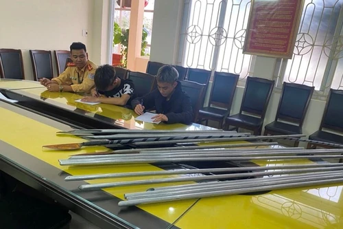 Truy vết 2 thiếu niên phóng xe tốc độ cao không đội mũ bảo hiểm, ra cả ‘mớ’ hung khí trong quán…trà sữa