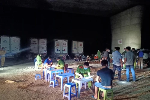 Quây chặn điểm trung chuyển hải sản, lợi dụng đêm tối hình thành tự phát ở gầm cầu Thanh Trì