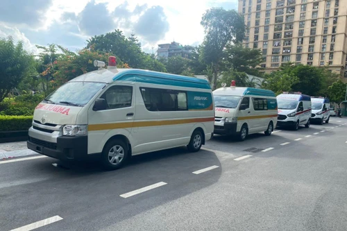 Trao tặng lực lượng tuyến đầu 4 xe cứu thương chuyên chở bệnh nhân Covid-19