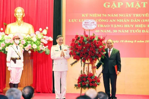 Chủ tịch nước Nguyễn Xuân Phúc trao tặng Huy hiệu Đảng cho đảng viên trong Đảng bộ Công an Trung ương