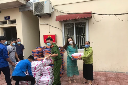 Như bạn hữu, bóng mát của người dân