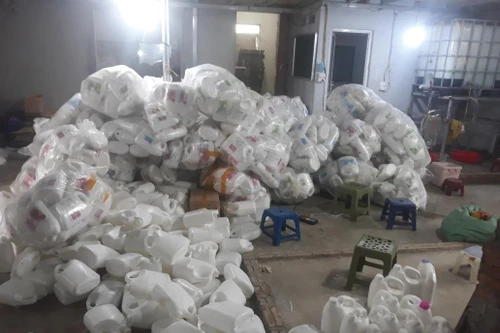 ‘Tổng hành dinh’ sản xuất, phân phối nước giả sau cánh cửa nhà xưởng luôn đóng kín