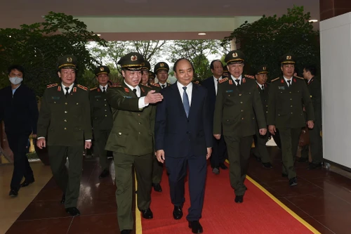Thủ tướng Nguyễn Xuân Phúc thăm hỏi, động viên, kiểm tra công tác ứng trực, sẵn sàng chiến đấu 3 đơn vị của Bộ Công an