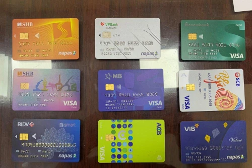 Nhân viên ngân hàng cảnh giác, ‘lộ’ người đàn ông sử dụng 2 giấy tờ tùy thân