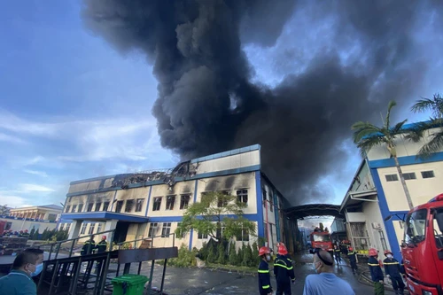 Dũng cảm cứu vụ cháy kho hàng rộng 1.000m2, Trung tá Công an bị thương