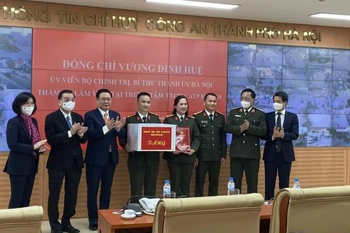 Bí thư Thành ủy Hà Nội Vương Đình Huệ kiểm tra công tác ứng trực Tết tại Trung tâm Thông tin chỉ huy CATP: “Đến, để thấy được vì sao phạm pháp hình sự địa bàn Thủ đô giảm”