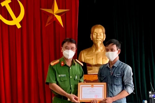 “Giấy khen của bác Giám đốc Công an thành phố Hà Nội sẽ là kỷ vật vô giá đối với em”