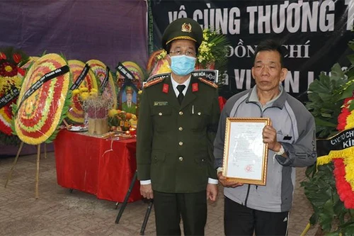 Thăng cấp bậc hàm đối với Thiếu tá Công an hy sinh trong khi bắt tội phạm ma túy