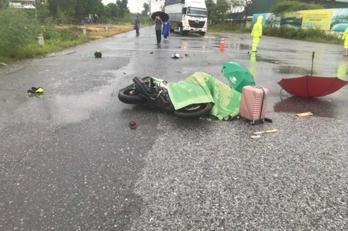 Vụ 2 người bị sét đánh tử vong tại Hà Nội: Cháy xém mũ bảo hiểm và da đầu