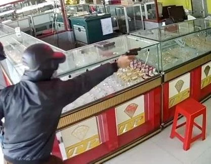 Đe dọa chủ hiệu vàng, cướp trang sức trị giá khoảng 100 triệu đồng