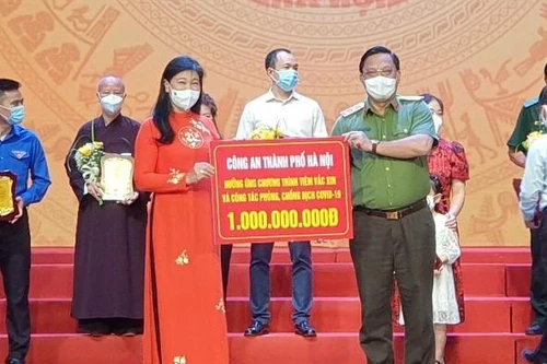 Công an Hà Nội ủng hộ 1 tỷ đồng vào chương trình “Hà Nội chung tay hành động đẩy lùi dịch Covid-19”
