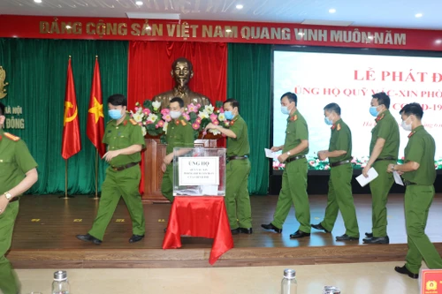 Nghĩa tình của cán bộ, chiến sỹ Công an quận Hà Đông trong ‘mùa’ dịch Covid