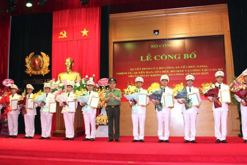 Ra mắt Trung đoàn Không quân Công an nhân dân