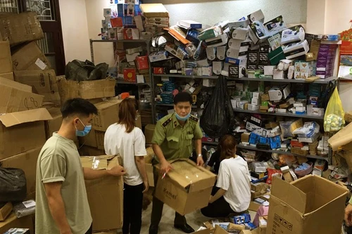 Đột kích hàng loạt cơ sở ‘đen’, kinh doanh thiết bị điện tử, mỹ phẩm