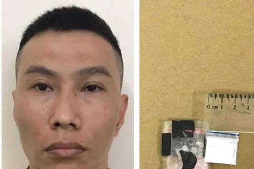 Chiếc khẩu trang dày cộm của người đàn ông xuất hiện tại phố Gầm Cầu