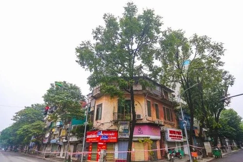 Tại phường Nguyễn Du, quận Hai Bà Trưng, Hà Nội: Gần 30 hộ dân, cửa hàng ‘đóng cửa, không ra khỏi nhà’ để phòng dịch Covid