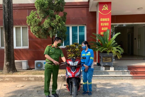 Công an quận Nam Từ Liêm tặng xe máy mới cho chị lao công bị cướp trong đêm