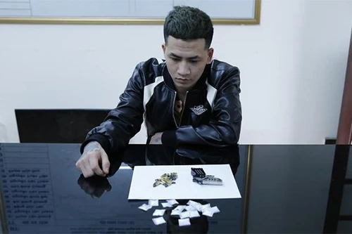 Thu súng, đạn, ma túy của quản lý quán karaoke