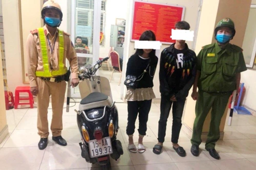 ‘Đôi trẻ’ thế hệ 10X lạng lách, đánh võng trên đường