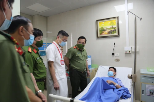 Chiến sỹ Công an bị thương khi ngăn chặn, xử lý hành vi vi phạm giao thông tại chốt kiểm dịch Covid-19