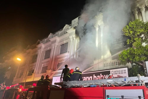 Hàng chục cán bộ, chiến sỹ cùng nhiều phương tiện chuyên dụng tham gia dập tắt đám cháy tại shop quần áo khu Ninh Hiệp