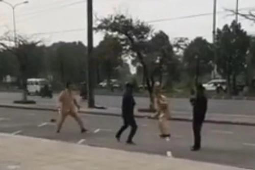 Hé lộ nguyên nhân gã trai dùng côn tấn công Cảnh sát giao thông