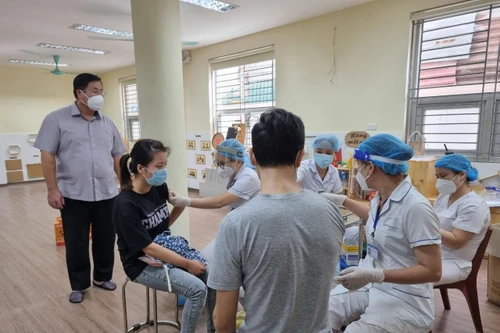 Ban Thường vụ và lãnh đạo quận trực tiếp kiểm tra, đôn đốc công tác tiêm phòng dịch Covid