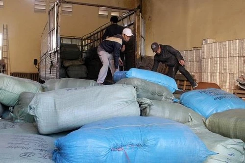 Thu giữ lượng hàng cực lớn các thương hiệu LV, Versace, Burberry…tại chợ Ninh Hiệp