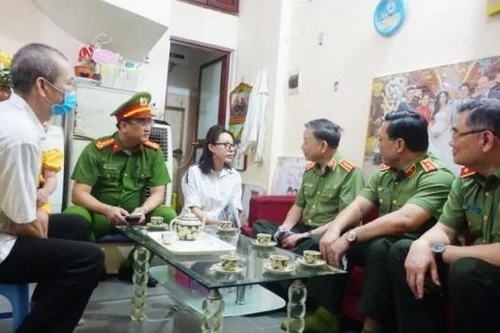 Bộ trưởng Tô Lâm thăm hỏi gia đình liệt sỹ Phạm Công Huy 