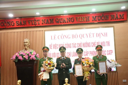 Công bố quyết định hưu trí đối với 3 chỉ huy cấp phòng thuộc Công an Hà Nội