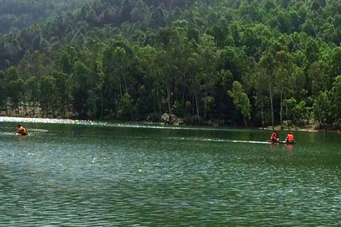 Lật thuyền chở vật liệu xây mộ, 1 người tử vong