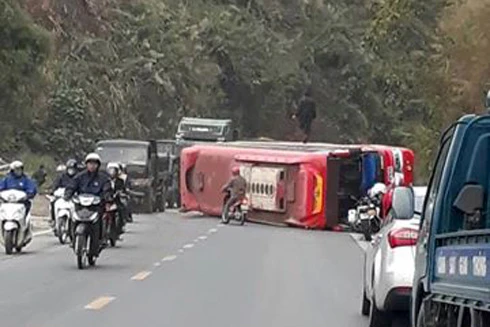 Xe khách mất phanh, tài xế đánh lái đâm vào vách núi