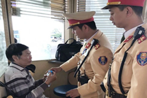 CSGT Hà Nội giúp cụ ông mất trí nhớ tìm về nhà