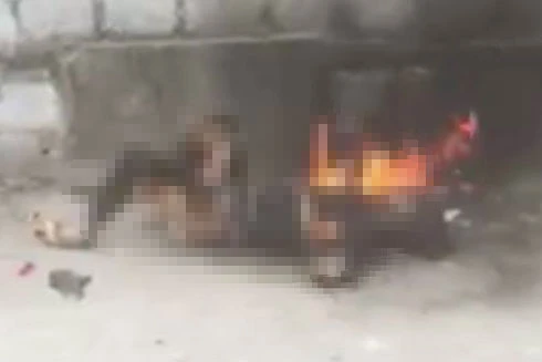 Một phụ nữ trầm cảm tẩm xăng quyên sinh giữa đường